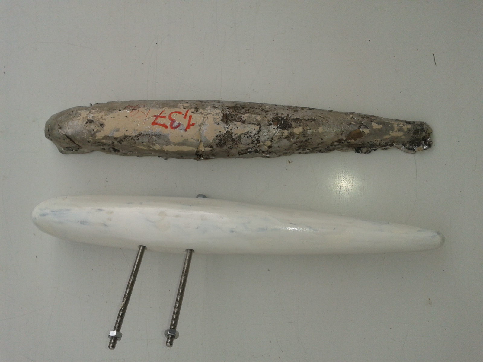 Odlité olověné torpédo. Surový odlitek váhy 1,37kg